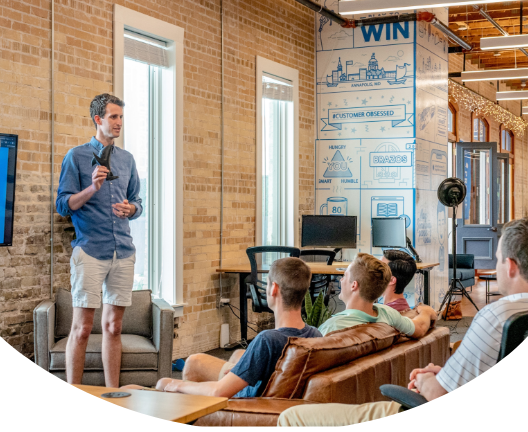 講演中の男性とそれを聞く人々